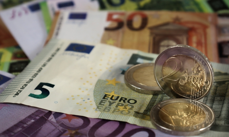 Studierende in Bayern leben 2024 zunehmend von eigener Erwerbstätigkeit 
